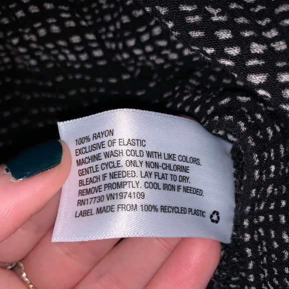 Knox Rose Black and White V-Neck Long Sleeve Lightweight Blouse - Picture 3 of 7